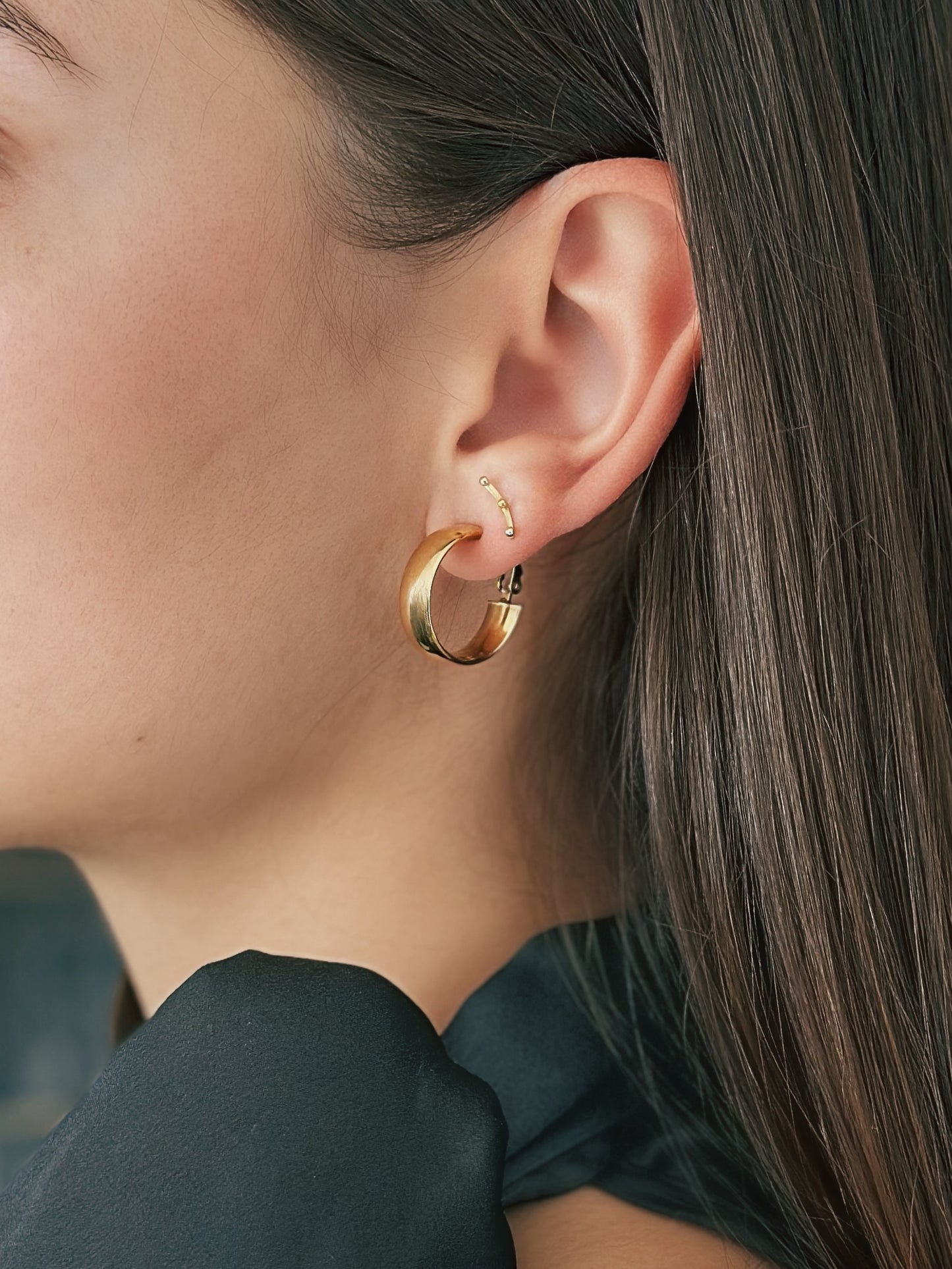 Aziza - 9ct Hoop