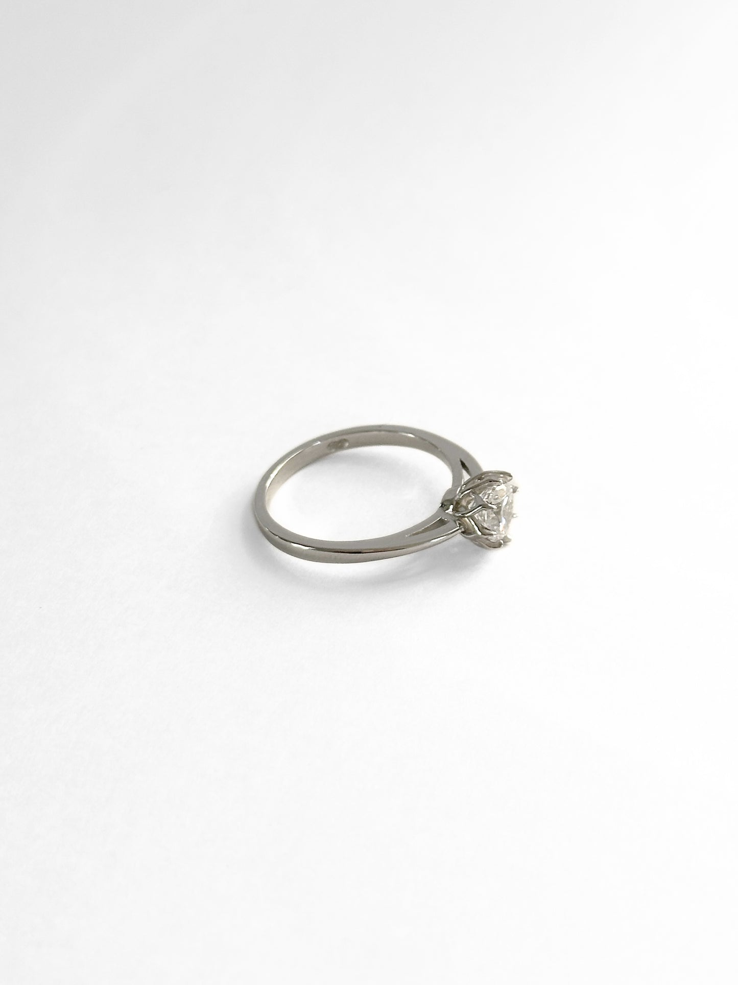 Vera - Understated Elegance